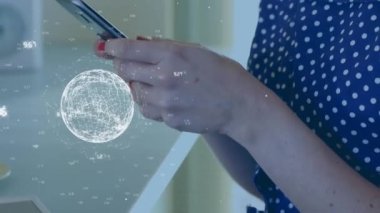 Akıllı telefon kullanan beyaz bir kadının üzerinde numaralar ağı olan bir dünya animasyonu. küresel bağlantılar, ağlar ve teknoloji konsepti dijital olarak oluşturulmuş video.