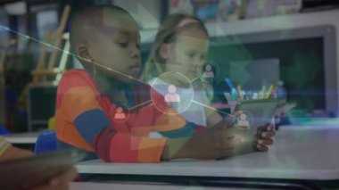 Teknolojiyi kullanan çeşitli öğrenci grupları arasındaki bağlantı ağının animasyonu. Okul, eğitim ve öğrenim konsepti dijital olarak oluşturulmuş video.