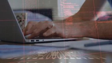 Bilgisayarı kullanan kişi üzerinde veri işleme animasyonu. Küresel iş, finans, veri işleme ve dijital arayüz kavramı dijital olarak oluşturulmuş video.