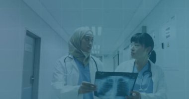 Finansal grafiklerin ve çeşitli kadın doktorların röntgen fotoğraflarıyla ilgili verilerin animasyonu. sağlık, tıp mesleği, ekonomi, finans ve teknoloji konsepti dijital olarak oluşturulmuş video.