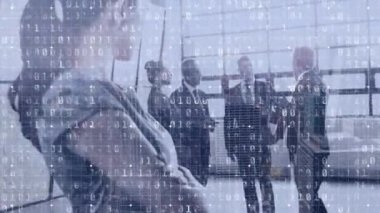 Çeşitli iş adamları üzerinde dijital arayüzün animasyonu. küresel bağlantılar, teknoloji ve dijital arayüz konsepti dijital olarak oluşturulmuş video.