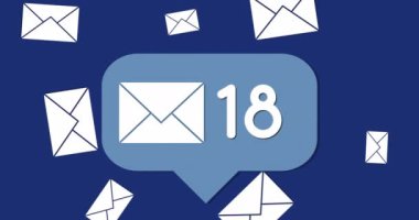 Mavi arkaplanda yüzen e-posta ve zarfların animasyonu. communication, bilgisayarlar, sunucular ve teknoloji konsepti dijital olarak oluşturulmuş video.