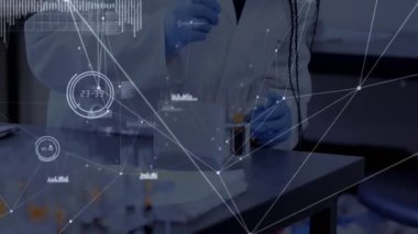 Afro-Amerikan kadın laboratuvar çalışanı üzerinden bağlantı ağının animasyonu. tıp, bilim ve teknoloji konsepti dijital olarak üretilen video.
