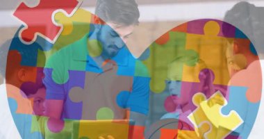 Okulda dijital tablet kullanan Kafkas erkek öğretmen ve öğrenciler üzerinde yapboz ve kalp ikonu. Otizm ve okul eğitimi kavramı