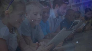 Okuldaki tabletli mutlu öğrencilerin bağlantı ağının animasyonu. Okul, eğitim, bağlantılar ve dijital olarak üretilen teknoloji konsepti ile öğrenme.