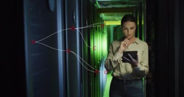 Veri işleme animasyonu, beyaz kadın üzerinden bilgisayar sunucusuyla yapılan bağlantılar. Dijital olarak oluşturulmuş küresel bilgisayar ve veri işleme kavramı.