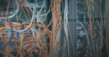 Bilgisayar kabloları üzerinden veri işleme animasyonu. Beyaz kadın bilgisayar kablolarını kontrol ederken veri işleme animasyonu.