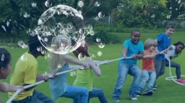 Stadyumdaki erkek rugby oyuncuları üzerinde dünya animasyonu. Küresel spor yarışması ve ağ konsepti dijital olarak oluşturulmuş video.