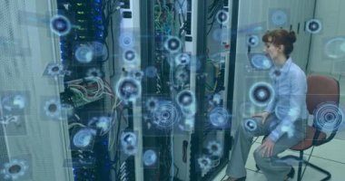 Kafkas kadın sunucu oda çalışanı üzerinde hareket eden ekranların animasyonu. Küresel bilim, bağlantılar, veri işleme ve dijital arayüz kavramı dijital olarak oluşturulmuş video.