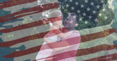 Beyaz bir babanın kızını bahçede taşımasına karşı Amerikan bayrağı dizaynı. Amerika 'nın bağımsızlık kutlamaları ve vatanseverlik kavramı