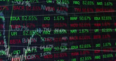 Karanlık arka planda finansal veri işleme animasyonu. küresel bağlantılar, veri işleme ve dijital arayüz konsepti dijital olarak oluşturulmuş video.