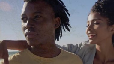 Afro-Amerikan çiftin gülümsemesi üzerine ağaç animasyonu. Küresel iş ve dijital arayüz kavramı dijital olarak oluşturulmuş video.