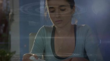 Kafkasyalı bir kadının bacağına bandaj yapıştırması üzerine bilimsel veri işleme animasyonu. Sağlık, tıp ve bilim konsepti dijital olarak üretilen video,.