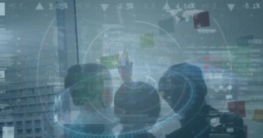 Finansal verilerin ve grafiklerin animasyonu pencereden dışarı bakan çocukların arka planında. Maliye, ekonomi ve iş konsepti dijital olarak oluşturulmuş video.