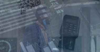 Melez işadamı ve ödeme terminali ile ilgili finansal veri işleme ve istatistiklerin animasyonu. Küresel iş, finans ve veri işleme kavramı dijital olarak oluşturulmuş video.