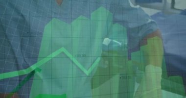 Cerrahi maske takan Kafkas kıdemli kadın cerrahın portresi üzerinde istatistiksel veri işleme. Tıbbi sağlık ve teknoloji konsepti