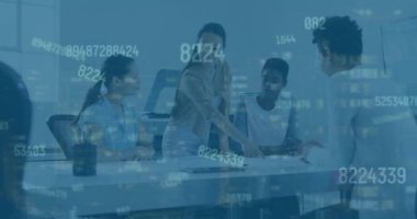 Ofisteki çeşitli kadın iş arkadaşlarının numaralarının animasyonu. İş, finans ve ekonomi kavramı dijital olarak oluşturulmuş video.