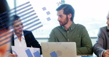 Ofisteki çeşitli iş adamları üzerinde veri işleme animasyonu. Küresel iş, bilgisayar ve dijital arayüz kavramı dijital olarak oluşturulmuş video.