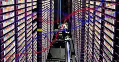 Sunucu odasında tıbbi veri işleme animasyonu. Küresel tıp, teknoloji, veri işleme ve dijital arayüz kavramı dijital olarak oluşturulmuş video.