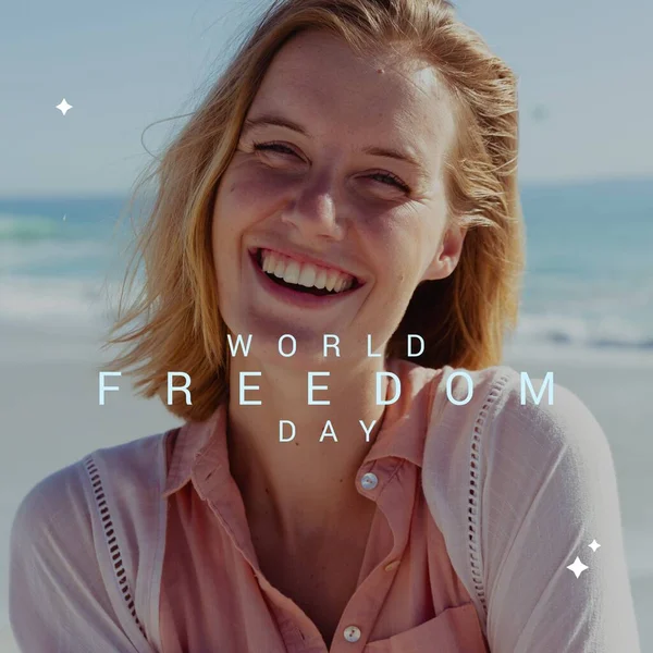 해변의 코카서스 여성에 자유의 이미지 — 스톡 사진