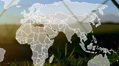 Günbatımında elektrik direklerinin üzerinde dünya haritası. Küresel enerji, elektrik ve finans kavramı dijital olarak üretilen video.