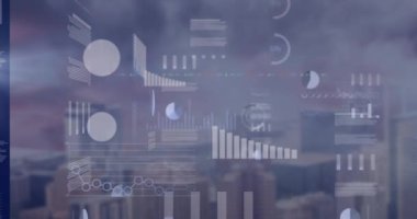 Şehir manzarası üzerinde veri işleme animasyonu. Küresel teknoloji, bilgisayar ve dijital arayüz kavramı dijital olarak oluşturulmuş video.