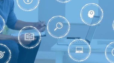 Düşen eğitim simgelerinin dizüstü bilgisayar kullanan kişi üzerinde canlandırılması. Dijital olarak oluşturulan öğrenim ve eğitim konsepti.