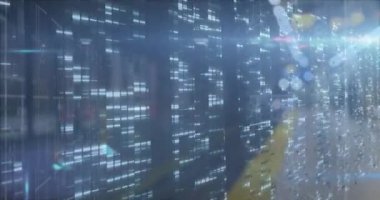 Şehir manzarası üzerinde hareket eden sütunların animasyonu. Küresel teknoloji, bilgisayar ve dijital arayüz kavramı dijital olarak oluşturulmuş video.