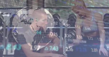 Kafkasyalı erkek eğitmenin beyaz kadınla konuştuğu borsa veri işleme animasyonu. Küresel ekonomi ve fitness teknolojisi kavramı