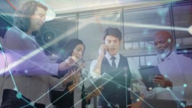 Ofisteki çeşitli kadın ve erkek iş arkadaşları arasındaki bağlantı ağının animasyonu. İş, bağlantılar, işbirliği ve teknoloji konsepti dijital olarak oluşturulmuş video.