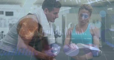 Kafkasyalı kadın eğitmenin beyaz adamla konuşmasının istatistiksel veri işleme animasyonu. Küresel ekonomi ve fitness teknolojisi kavramı
