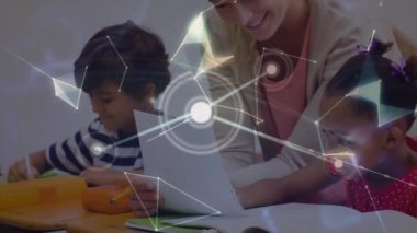 Kafkasyalı mutlu bayan öğretmen ve çeşitli öğrenci sınıfları arasındaki bağlantıların animasyonu. Okul, eğitim ve bağlantılar konsepti dijital olarak oluşturulmuş video.