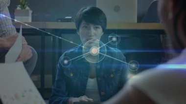 Ofisteki çeşitli kadın ve erkek iş arkadaşları arasındaki bağlantı ağının animasyonu. İş, bağlantılar, işbirliği ve teknoloji konsepti dijital olarak oluşturulmuş video.