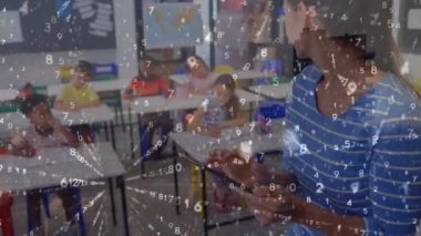 Okulda dijital tablet kullanan beyaz kadın öğretmene karşı ikili kodlama animasyonu. Okul ve eğitim teknolojisi kavramı