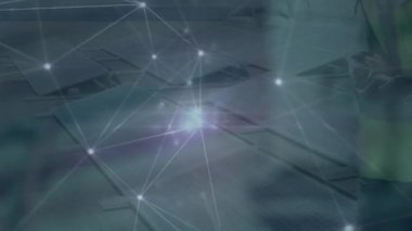 Kafkas erkek mühendis ve güneş panelleri üzerindeki bağlantıların animasyonu. Yeşil enerji, eko elektrik konsepti dijital olarak oluşturulmuş video.