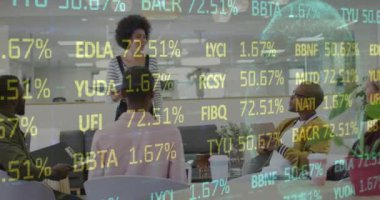 Ofisteki çeşitli iş adamlarıyla ilgili finansal verilerin ve grafiklerin animasyonu. İş, finans, ekonomi, işbirliği ve dijital olarak oluşturulan iletişim konsepti.