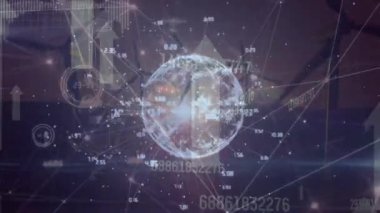 Bağlantılar, oklar, dünya ve rüzgar türbinlerinin animasyonu. Çevreci enerji, ekonomi gücü ve ekolojik farkındalık kavramı dijital olarak oluşturuldu.