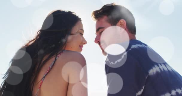 在海滩上亲吻快乐的高加索夫妇上的点点滴滴的动画 假期和放松数字视频概念 — 图库视频影像