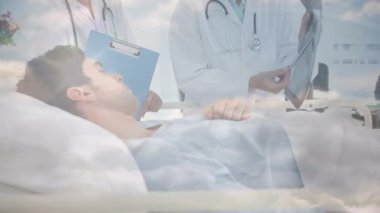 Kafkas kadın doktorların hastalarıyla olan bağlantılarının animasyonu. Dijital olarak üretilen sağlık, tıp, bağlantılar ve teknoloji konsepti.