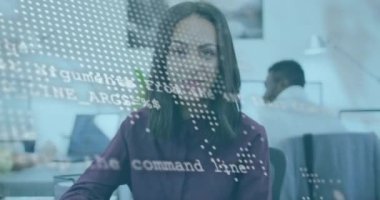 Çeşitli iş adamları üzerinde veri işleme ve işleme animasyonları. Küresel iş, bilgisayar ve dijital arayüz kavramı dijital olarak oluşturulmuş video.