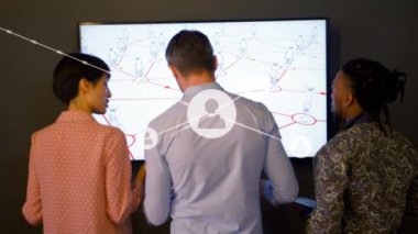 Ofiste konuşan farklı iş adamlarının ikonlarıyla bağlantı ağının animasyonu. Küresel iş, finans ve veri işleme kavramı dijital olarak oluşturulmuş video.