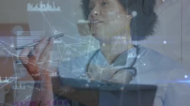 Video kulaklık takan bir iş kadınıyla olan bağlantıların animasyonu. Okula ve eğitim konseptine dönüş.