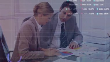 Kafkas iş adamlarının veri işleme üzerine konuşmalarının animasyonu. Küresel iş ve dijital arayüz kavramı dijital olarak oluşturulmuş video.