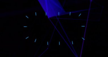 Siyah arka planda hareket eden çeşitli şekillerin animasyonu. Şekiller, renk ve hareket konsepti dijital olarak oluşturulmuş video.