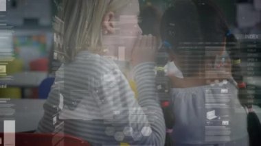 Çeşitli öğrencilerin öğrenmesi üzerine veri işleme animasyonu. Küresel eğitim ve dijital arayüz kavramı dijital olarak oluşturulmuş video.