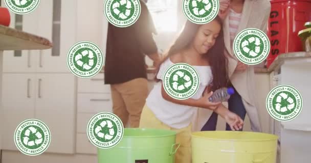 Animatie Van Recycling Pictogrammen Biracial Moeder Dochter Verzamelen Van Afval — Stockvideo
