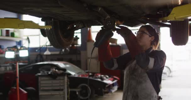 Animation Light Caucasian Female Mechanic Fixing Car Car Repair Shop — Stock videók