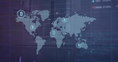 Dünya haritası animasyonu ve karanlık arka planda bitcoin işaretleri. Küresel iş, finans, veri işleme ve dijital arayüz kavramı dijital olarak oluşturulmuş video.