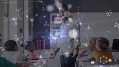 Afro-Amerikan erkek öğretmen ve çeşitli öğrencilerle olan bağlantıların animasyonu. Okul, eğitim, öğrenme ve bağlantılar dijital olarak oluşturulmuş video konsepti.