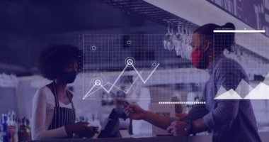 Kafedeki yüz maskeli Afro-Amerikan kadınlarının finansal verilerinin animasyonu. İş, finans, ekonomi ve teknoloji konsepti dijital olarak oluşturulmuş video.